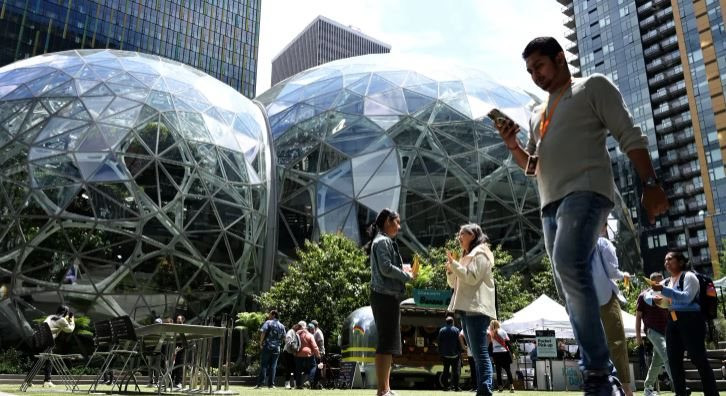 C&uacute; sốc của 30.000 nh&acirc;n sự Amazon: Bị sa thải qua tin nhắn, 10 năm cống hiến vỡ vụn chỉ sau 1 đ&ecirc;m - Ảnh 3.