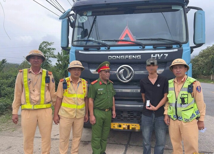 T&agrave;i xế dương t&iacute;nh ma t&uacute;y bị ph&aacute;t hiện t&agrave;ng trữ 412 vi&ecirc;n nghi ma t&uacute;y tr&ecirc;n &ocirc; t&ocirc; - Ảnh 1.