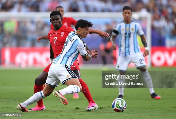 DIỄN BIẾN Argentina 1-0 Thụy Sĩ: Messi lại kiến tạo, Thụy Sĩ gặp vô vàn khó khăn - Ảnh 3.