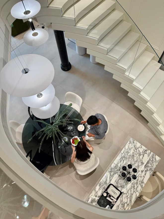 Ph&uacute; b&agrave; chi 20 tỷ cho nội thất biệt thự 500m2, 2 năm sau điều đắt gi&aacute; nhất dần lộ ra - Ảnh 4.