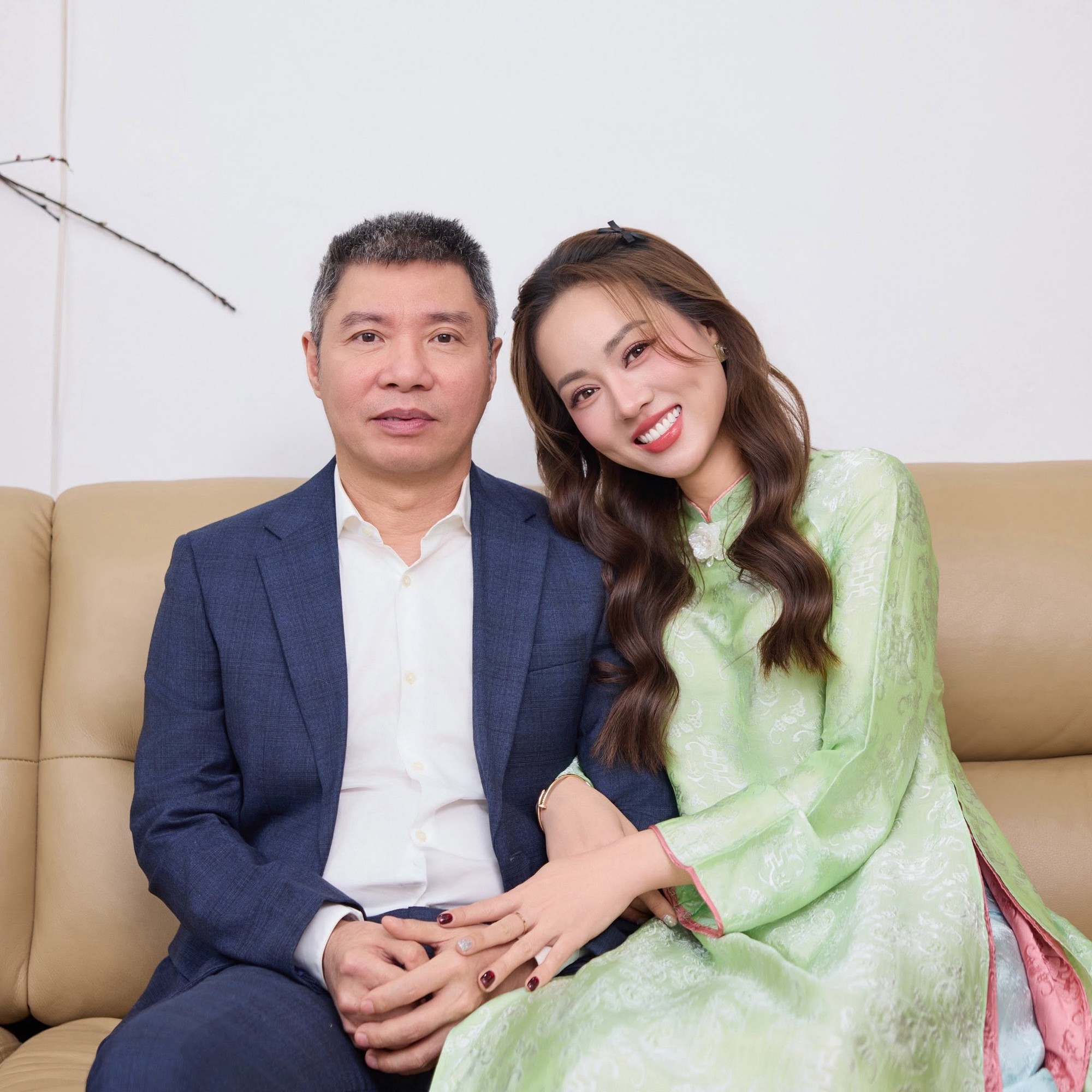 Vợ k&eacute;m 15 tuổi của NSND C&ocirc;ng L&yacute;: "Lấy anh, t&ocirc;i lu&ocirc;n tin l&agrave; số phận, đ&atilde; l&agrave; số phận th&igrave; lu&ocirc;n ở b&ecirc;n nhau"- Ảnh 1.