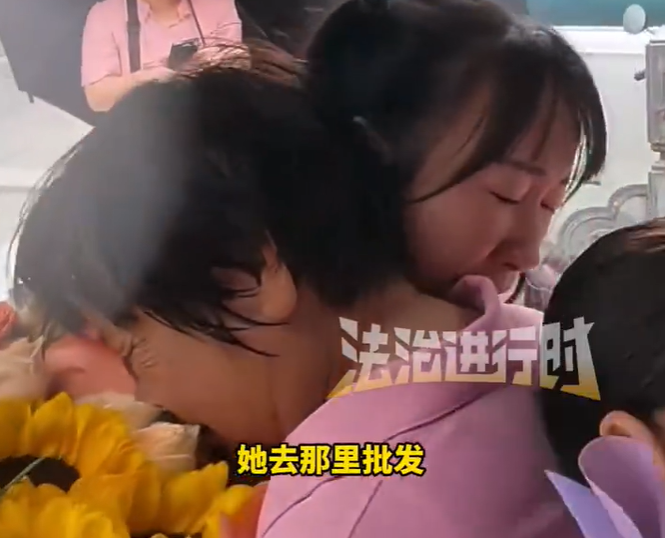 Người phụ nữ đoàn tụ gia đình sau 35 năm: Người thân sống ngay bên kia đường - Ảnh 1.