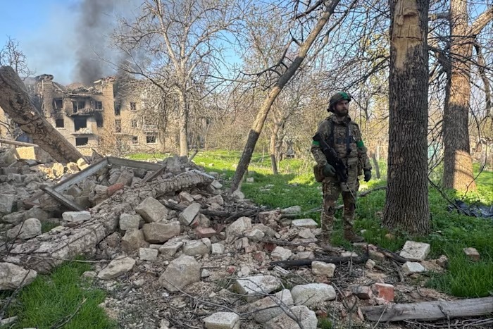 Nga hạ "tiền đồn th&eacute;p" ở Donbass: T&aacute;n c&acirc;y gi&uacute;p l&iacute;nh Nga che giấu h&agrave;nh tung, thọc s&acirc;u v&agrave;o ph&ograve;ng tuyến Ukraine - Ảnh 2.