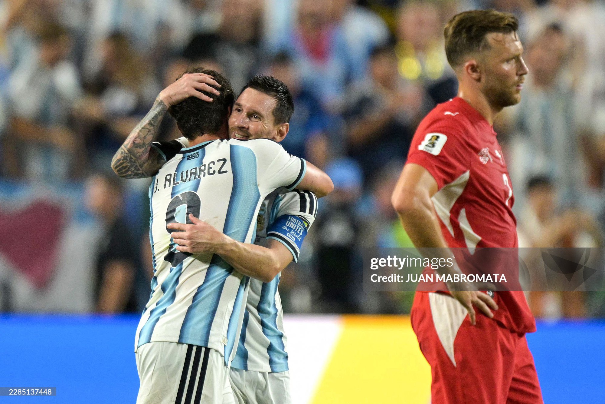 Phóng viên nhắc tên đàn em vừa ghi bàn, Messi lập tức nói: "Không!" - Ảnh 1. Phóng viên nhắc tên đàn em vừa ghi bàn, Messi lập tức nói: "Không!" - Ảnh 1.