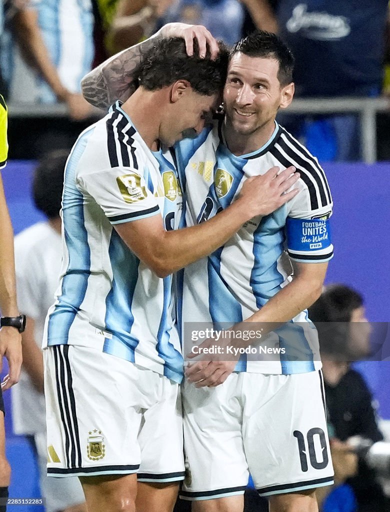 L&yacute; do Messi lu&ocirc;n l&agrave; "độc nhất": Khi&ecirc;m tốn cả trong lẫn ngo&agrave;i s&acirc;n cỏ- Ảnh 1.