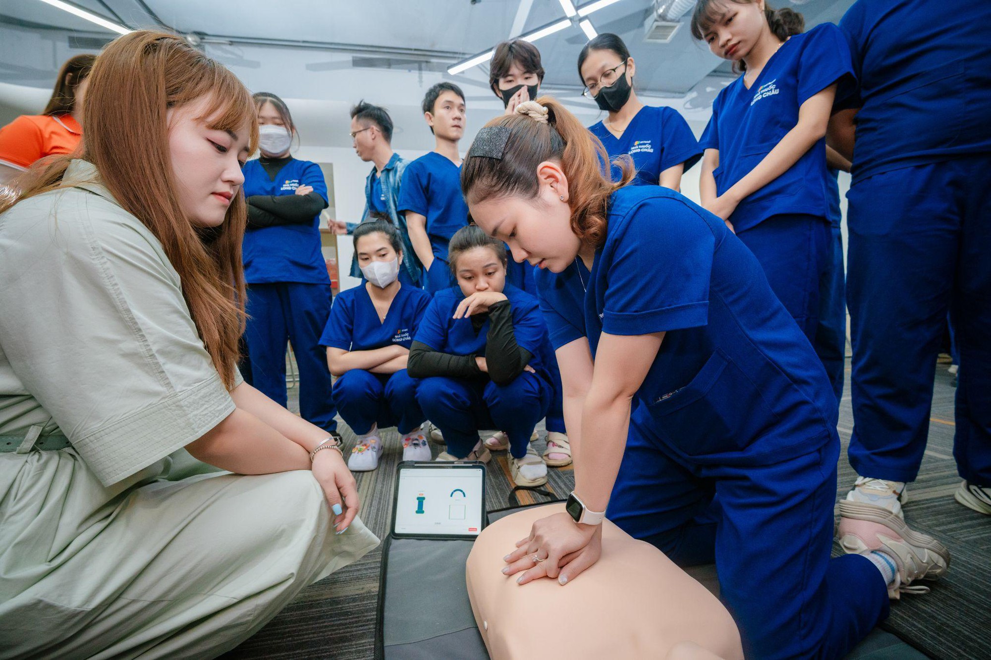 Bệnh viện Bạch Mai đào tạo sơ cấp cứu cho hàng ngàn dược sĩ Long Châu tại các nhà thuốc toàn quốc - Ảnh 3. Bệnh viện Bạch Mai đào tạo sơ cấp cứu cho hàng ngàn dược sĩ Long Châu tại các nhà thuốc toàn quốc - Ảnh 3.