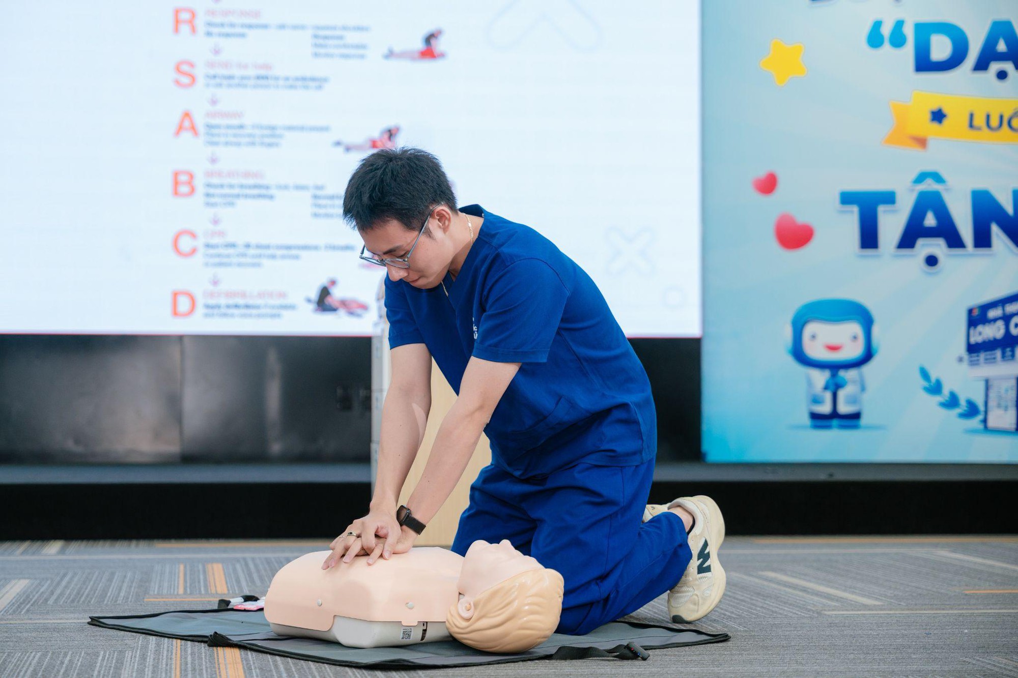 Bệnh viện Bạch Mai đào tạo sơ cấp cứu cho hàng ngàn dược sĩ Long Châu tại các nhà thuốc toàn quốc - Ảnh 4. Bệnh viện Bạch Mai đào tạo sơ cấp cứu cho hàng ngàn dược sĩ Long Châu tại các nhà thuốc toàn quốc - Ảnh 4.