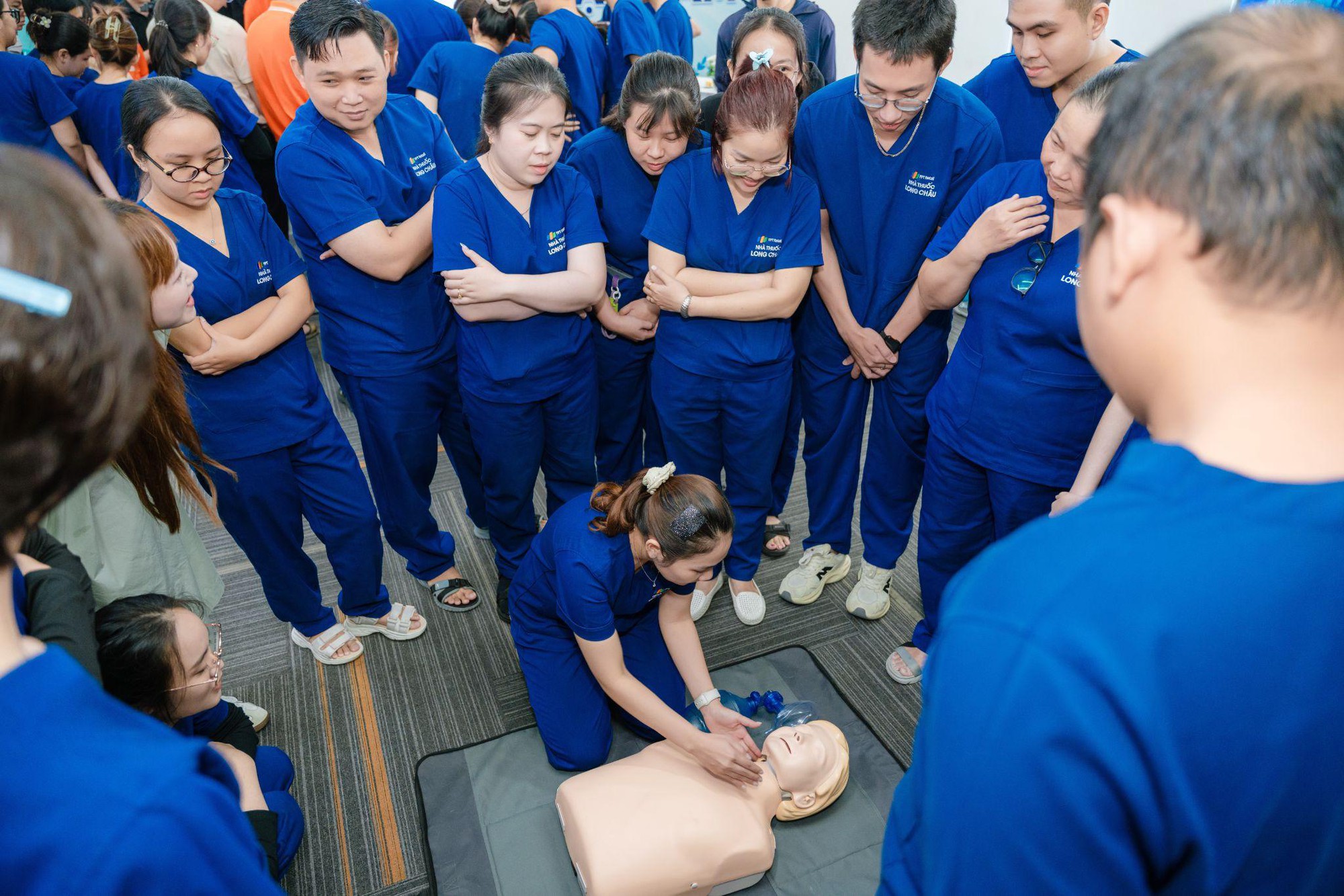 Bệnh viện Bạch Mai đào tạo sơ cấp cứu cho hàng ngàn dược sĩ Long Châu tại các nhà thuốc toàn quốc - Ảnh 6. Bệnh viện Bạch Mai đào tạo sơ cấp cứu cho hàng ngàn dược sĩ Long Châu tại các nhà thuốc toàn quốc - Ảnh 6.
