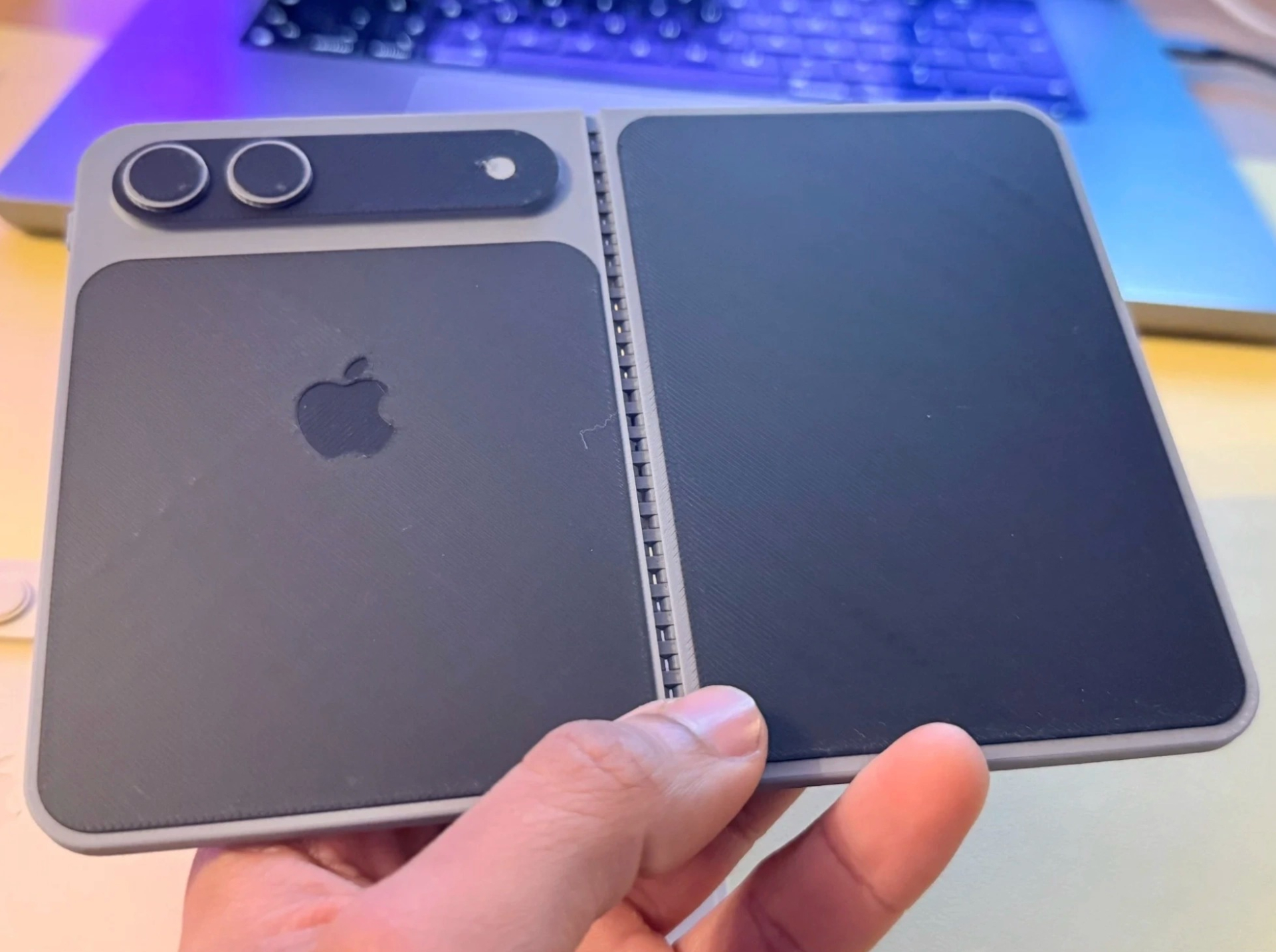Điểm kh&aacute;c biệt giữa iPhone Ultra v&agrave; iPhone 18 Pro Max năm 2026 - Ảnh 1.
