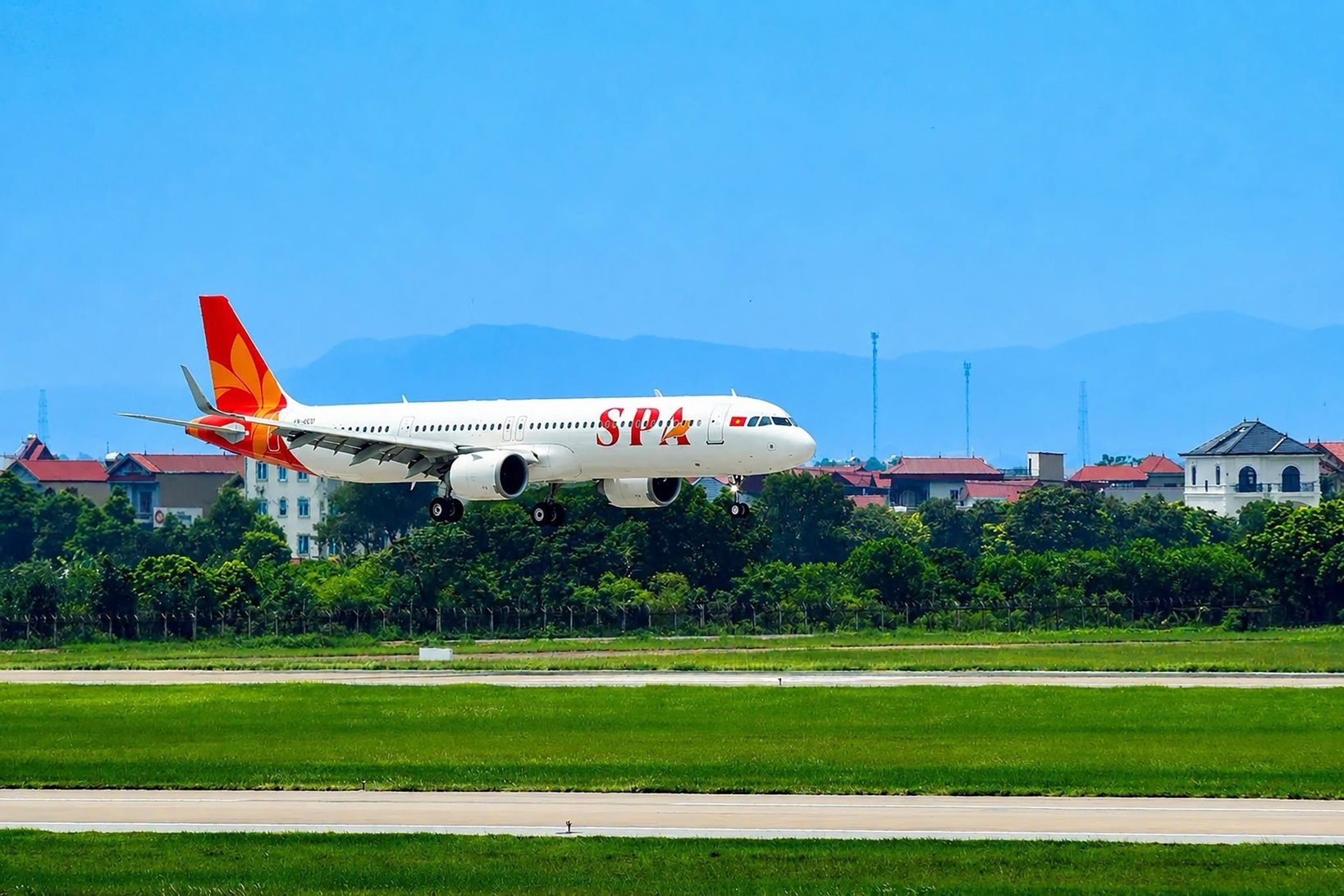 Ng&agrave;y 13/7, s&acirc;n bay Nội B&agrave;i ghi nhận 1 m&aacute;y bay c&oacute; 3 k&iacute; tự đặc biệt, lần đầu xuất hiện - Ảnh 2.