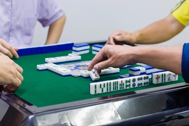Người đ&agrave;n &ocirc;ng say rượu đột tử: 3 bạn nhậu phải bồi thường - Ảnh 1.