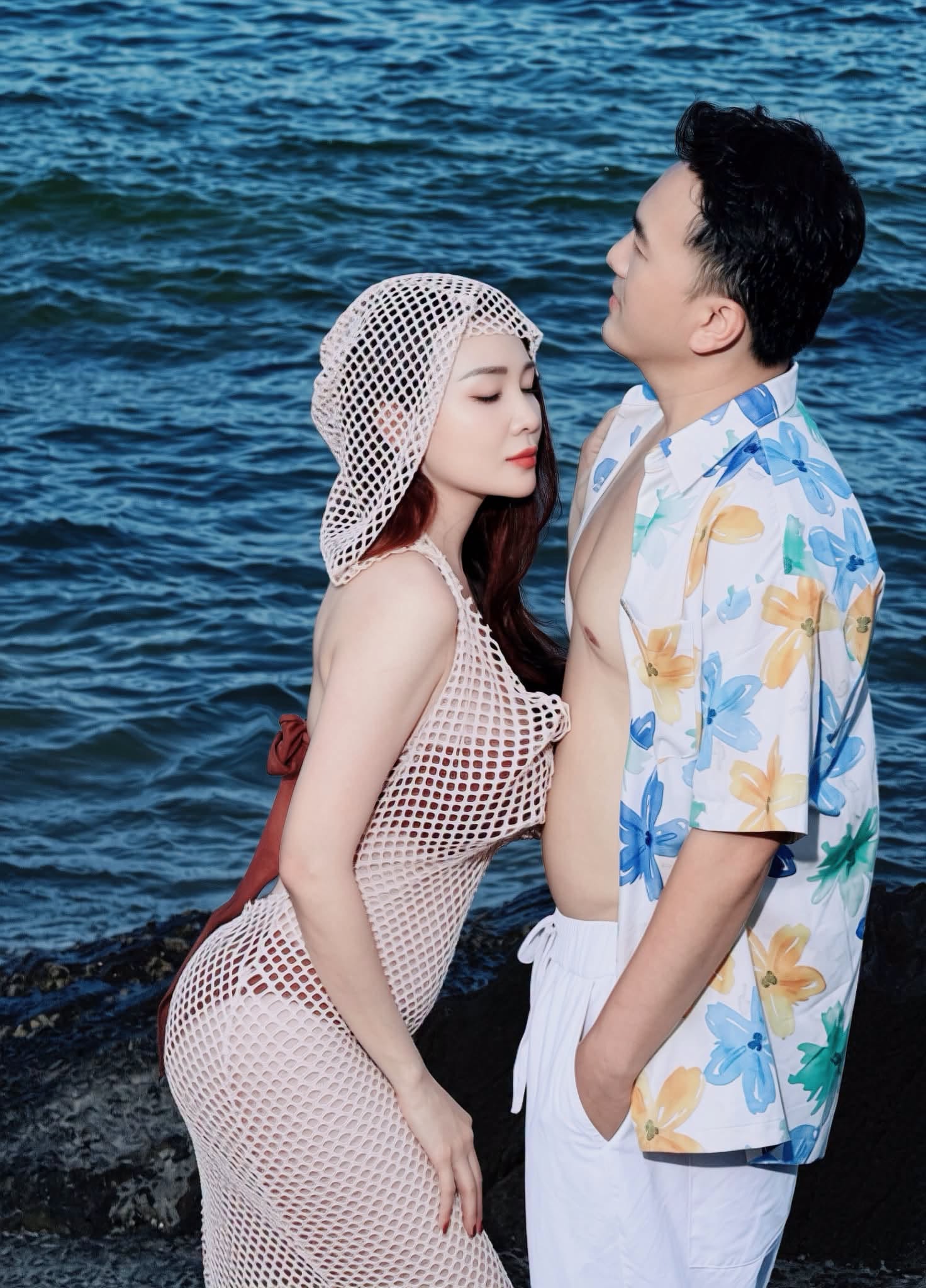 Dương Ngọc Th&aacute;i quấn qu&yacute;t b&ecirc;n vợ xinh đẹp d&ugrave; đ&atilde; qua 3 lần sinh nở - Ảnh 1.