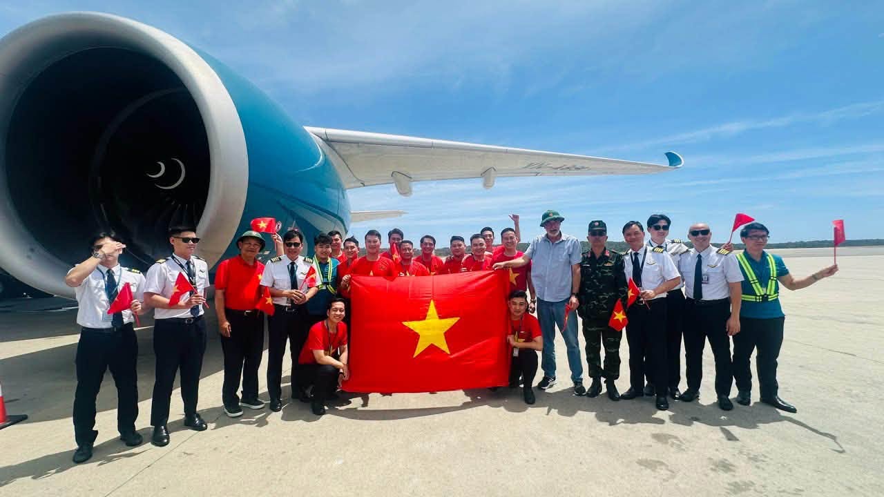 Nhiều ngày trước, sân bay Nội Bài ghi nhận một máy bay lạ của Vietnam Airlines hạ cánh - Ảnh 2.