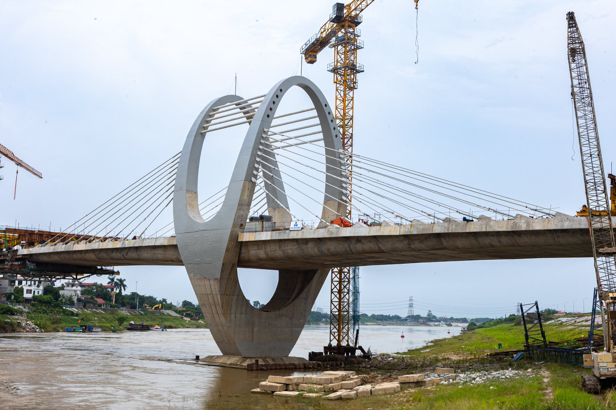 Cận cảnh cầu 1.800 tỷ sắp ho&agrave;n th&agrave;nh, thay thế cầu quay đầu ti&ecirc;n ở Việt Nam, nối H&agrave; Nội với tỉnh sắp l&ecirc;n th&agrave;nh phố trực thuộc trung ương - Ảnh 7.
