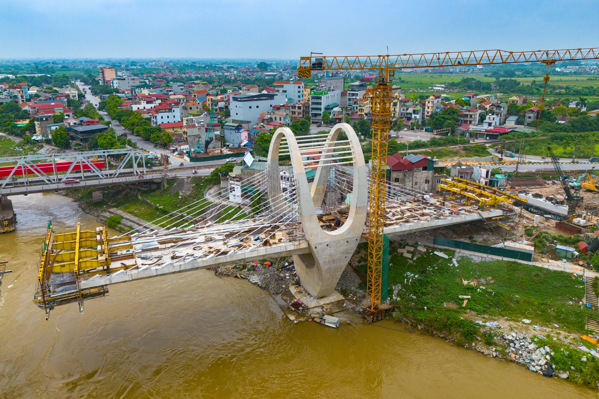 Cận cảnh cầu 1.800 tỷ sắp ho&agrave;n th&agrave;nh, thay thế cầu quay đầu ti&ecirc;n ở Việt Nam, nối H&agrave; Nội với tỉnh sắp l&ecirc;n th&agrave;nh phố trực thuộc trung ương - Ảnh 10.