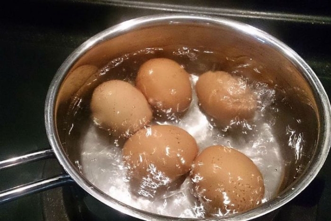 Tại sao kh&ocirc;ng n&ecirc;n rửa trứng đ&atilde; luộc bằng nước m&aacute;y? Rất nhiều người vẫn l&agrave;m m&agrave; kh&ocirc;ng biết đ&oacute; l&agrave; sai lầm - Ảnh 4.