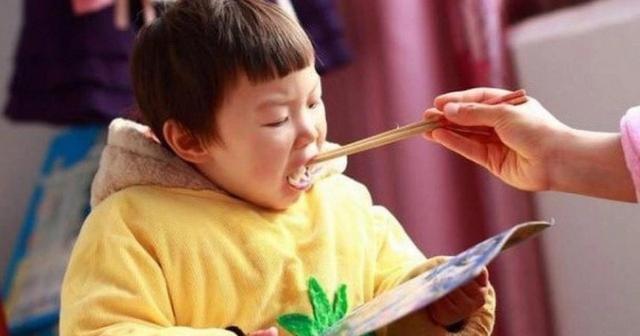 Bố mẹ dọn đường kh&ocirc;ng c&oacute; giới hạn, con c&aacute;i kh&ocirc;ng biết sợ ai - Ảnh 1.
