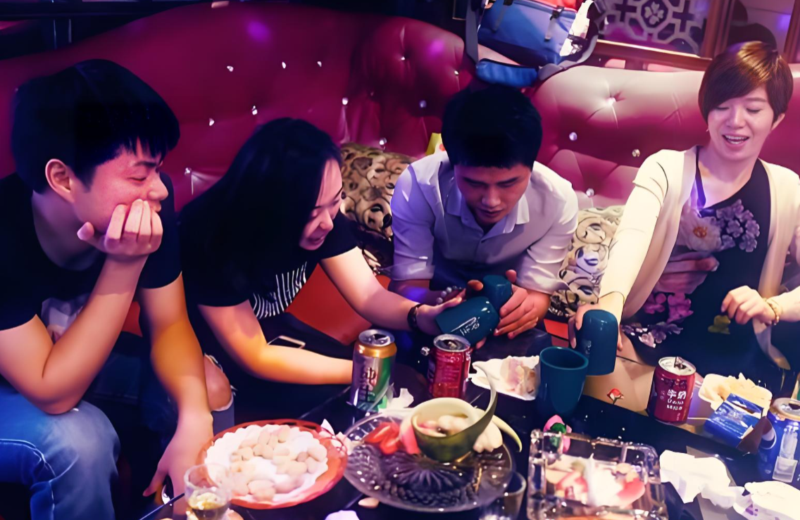 T&ocirc;i cứ nghĩ m&igrave;nh qu&aacute; nhạy cảm cho đến khi đồng nghiệp giữ tay t&ocirc;i giữa ph&ograve;ng karaoke đ&ocirc;ng người rồi cười như kh&ocirc;ng c&oacute; g&igrave; - Ảnh 1.