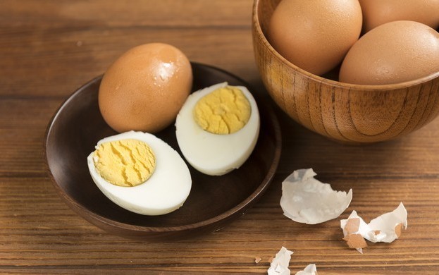 Tại sao kh&ocirc;ng n&ecirc;n rửa trứng đ&atilde; luộc bằng nước m&aacute;y? Rất nhiều người vẫn l&agrave;m m&agrave; kh&ocirc;ng biết đ&oacute; l&agrave; sai lầm - Ảnh 3.