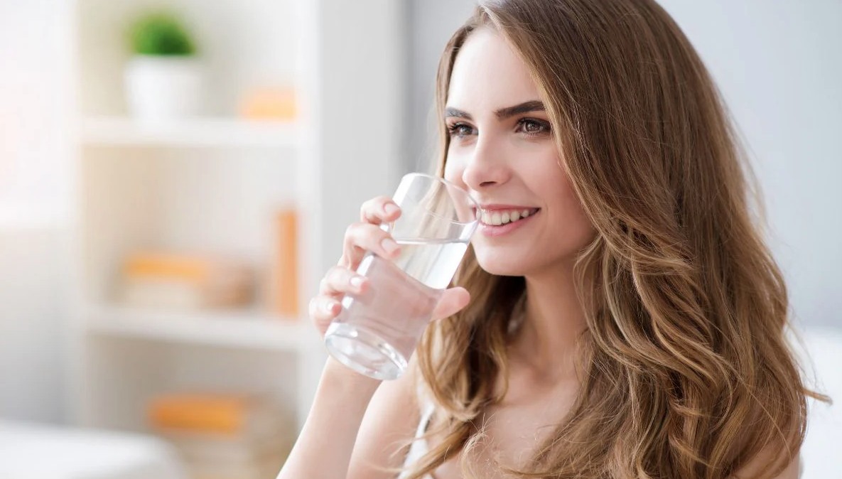 B&agrave;i viết d&agrave;nh cho những người hay uống 1 cốc nước lớn ngay khi thức dậy - Ảnh 1.