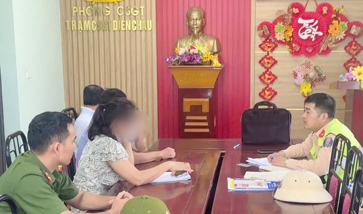 Nữ t&agrave;i xế vượt đ&egrave;n đỏ băng qua đường sắt: H&agrave;nh vi vi phạm nghi&ecirc;m trọng năm 2026 - Ảnh 1.