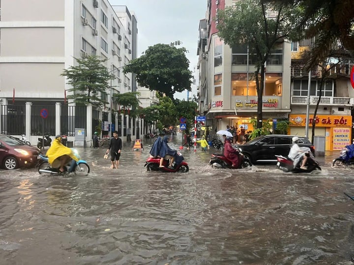Gi&aacute;m đốc Sở X&acirc;y dựng H&agrave; Nội giải th&iacute;ch về ngập &uacute;ng sau mưa ng&agrave;y 9 / 7 - Ảnh 2.