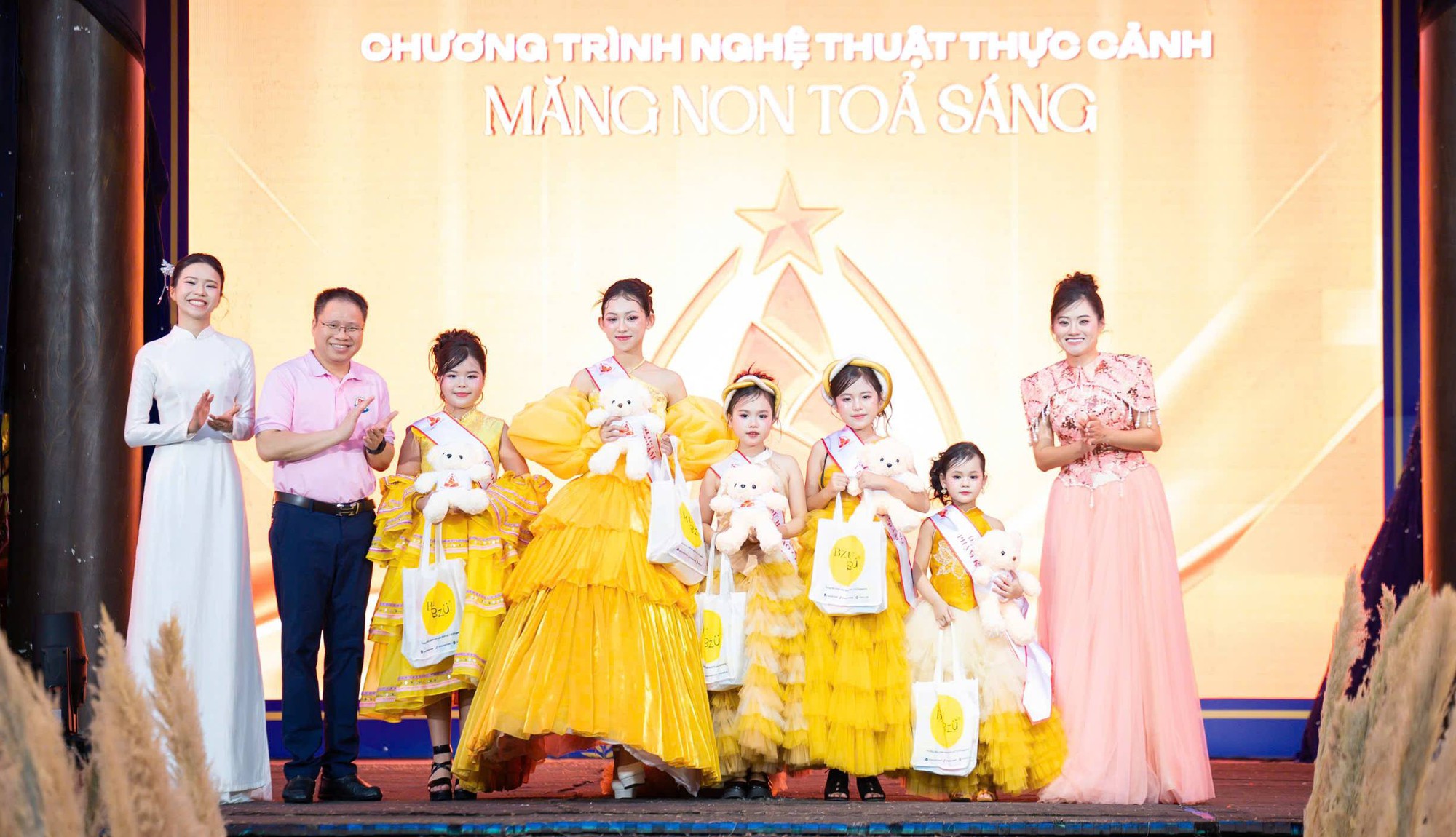 76 tài năng nhí hội tụ tại đêm nghệ thuật "Măng Non Tỏa Sáng" ở Ninh Bình - Ảnh 5. 76 tài năng nhí hội tụ tại đêm nghệ thuật "Măng Non Tỏa Sáng" ở Ninh Bình - Ảnh 5.