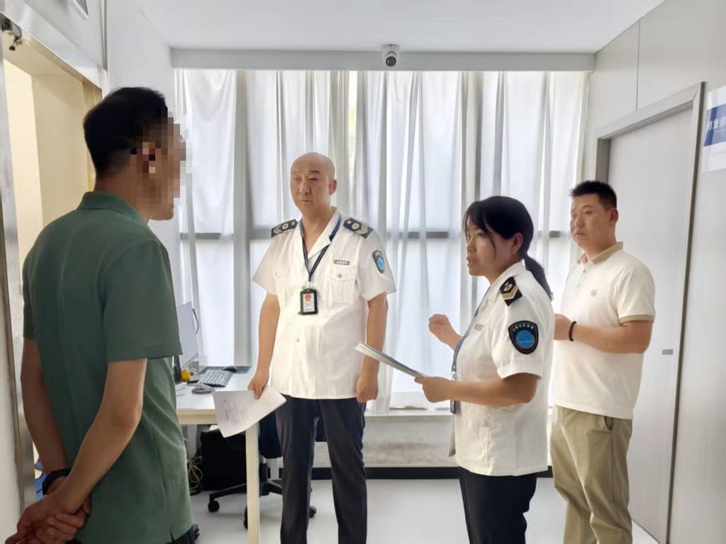 Ph&ograve;ng kh&aacute;m nha khoa nhổ to&agrave;n bộ răng của bệnh nh&acirc;n 63 tuổi - Ảnh 2.