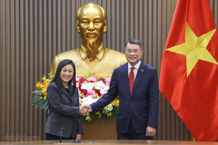 Nữ Đại sứ Hoa Kỳ kh&aacute;m ph&aacute; c&agrave; ph&ecirc; H&agrave; Nội v&agrave; khởi đầu nhiệm kỳ tại Việt Nam - Ảnh 1.