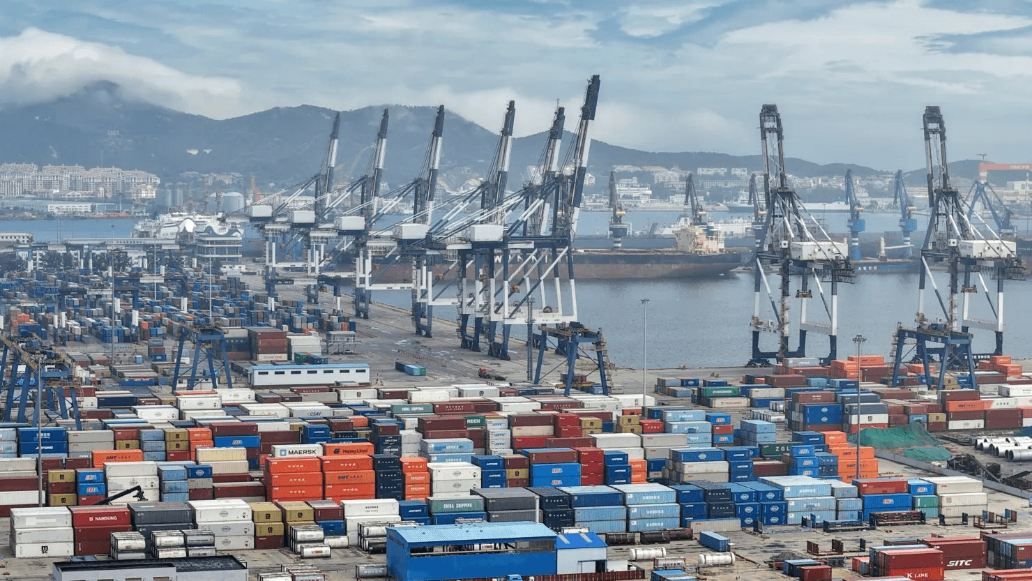 Trung Quốc: GDP qu&yacute; 2 tăng thấp hơn dự b&aacute;o, chạm đ&aacute;y 4 năm - Ảnh 1.