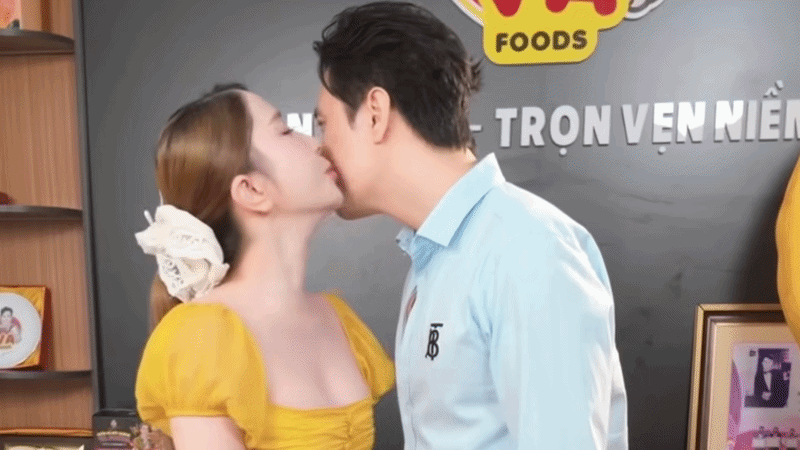 N&oacute;ng: Quỳnh Nga v&agrave; Việt Anh ch&iacute;nh thức c&ocirc;ng khai hẹn h&ograve; ở Nga, &ocirc;m nhau nồng n&agrave;n g&acirc;y "dậy s&oacute;ng"- Ảnh 2.