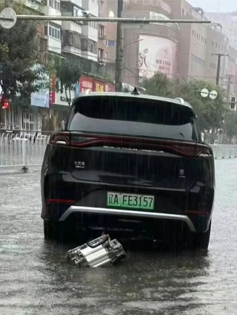 BYD Tang gặp sự cố rơi động cơ xe điện khi lội nước , không phải lỗi chất lượng - Ảnh 2. BYD Tang gặp sự cố rơi động cơ xe điện khi lội nước , không phải lỗi chất lượng - Ảnh 2.