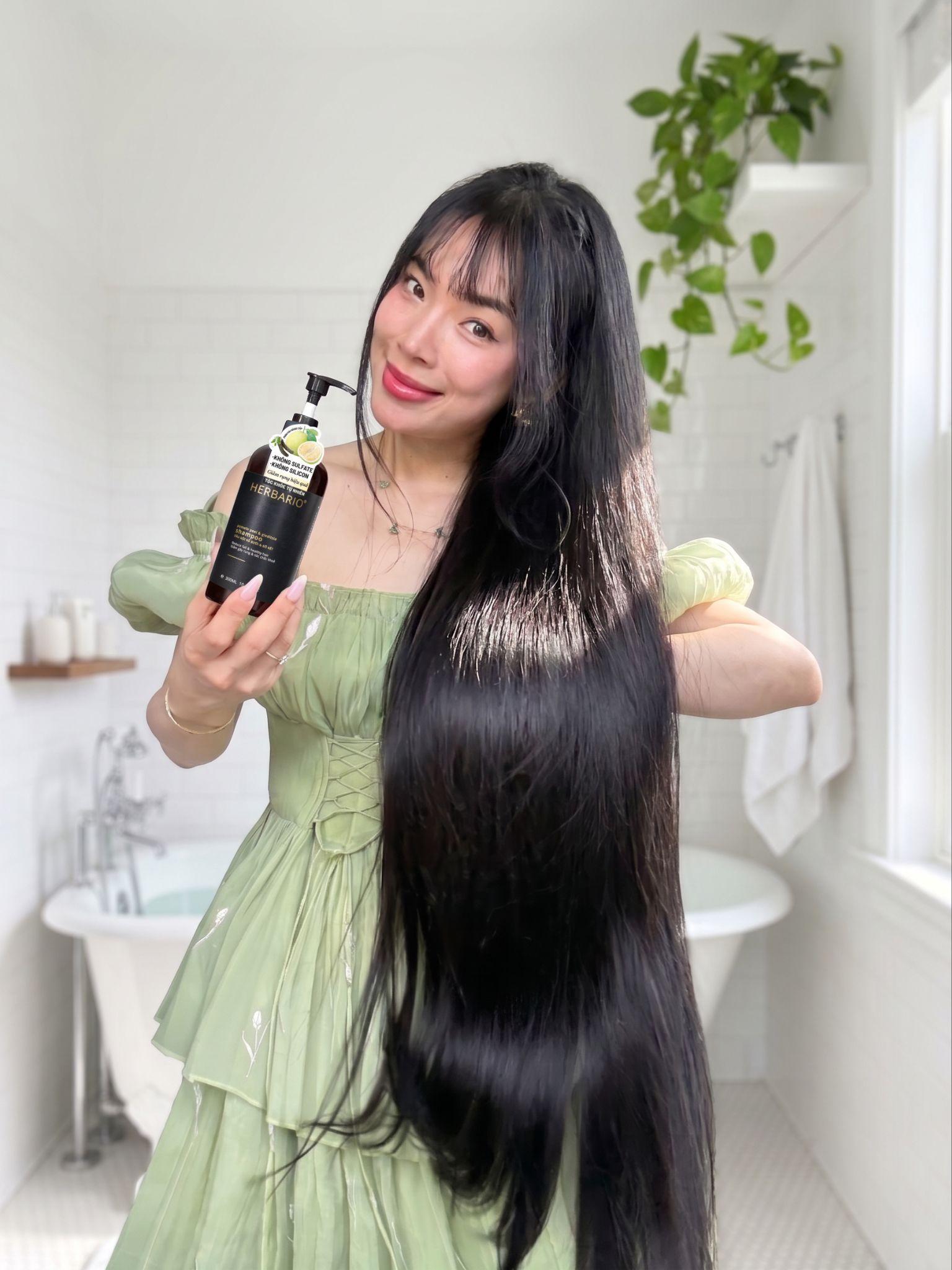 Happi Phạm: Da dầu nhạy cảm, tóc gãy rụng nên chọn dầu gội Herbario - Ảnh 1. Happi Phạm: Da dầu nhạy cảm, tóc gãy rụng nên chọn dầu gội Herbario - Ảnh 1.