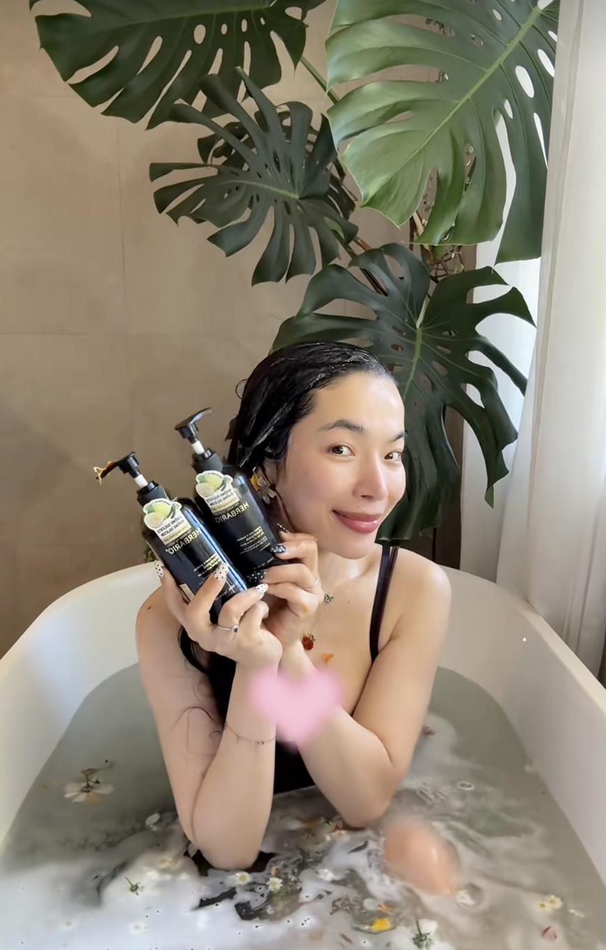 Happi Phạm: Da dầu nhạy cảm, tóc gãy rụng nên chọn dầu gội Herbario - Ảnh 2. Happi Phạm: Da dầu nhạy cảm, tóc gãy rụng nên chọn dầu gội Herbario - Ảnh 2.