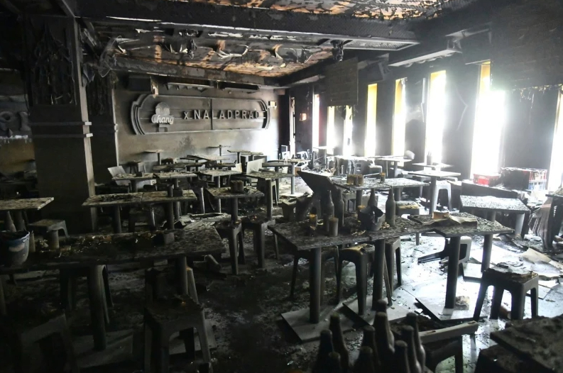 Nữ ca sĩ nổi tiếng c&ugrave;ng 30 người tử vong trong đ&aacute;m ch&aacute;y qu&aacute;n bar - Ảnh 1.