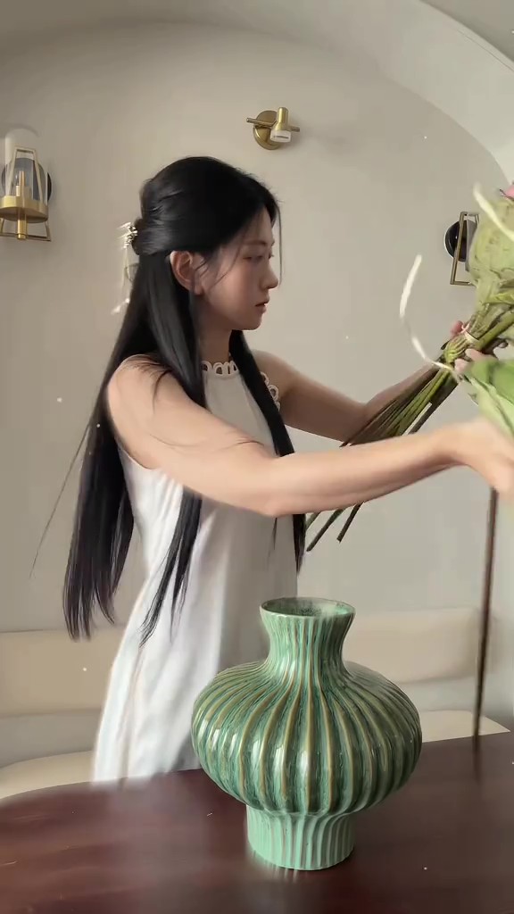 Lê Bống cắm hoa sen “chọc giận” 1 triệu người- Ảnh 2.