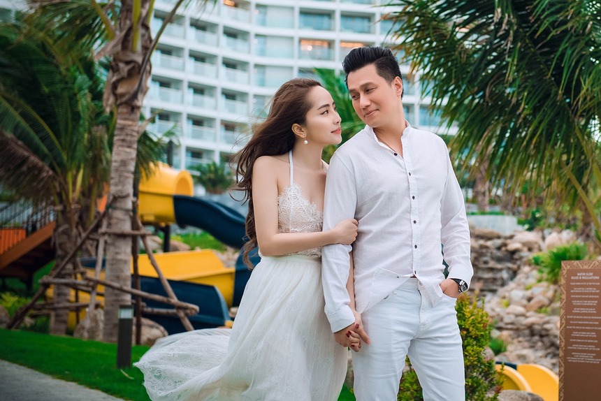 N&oacute;ng: Quỳnh Nga v&agrave; Việt Anh ch&iacute;nh thức c&ocirc;ng khai hẹn h&ograve; ở Nga, &ocirc;m nhau nồng n&agrave;n g&acirc;y "dậy s&oacute;ng"- Ảnh 1.