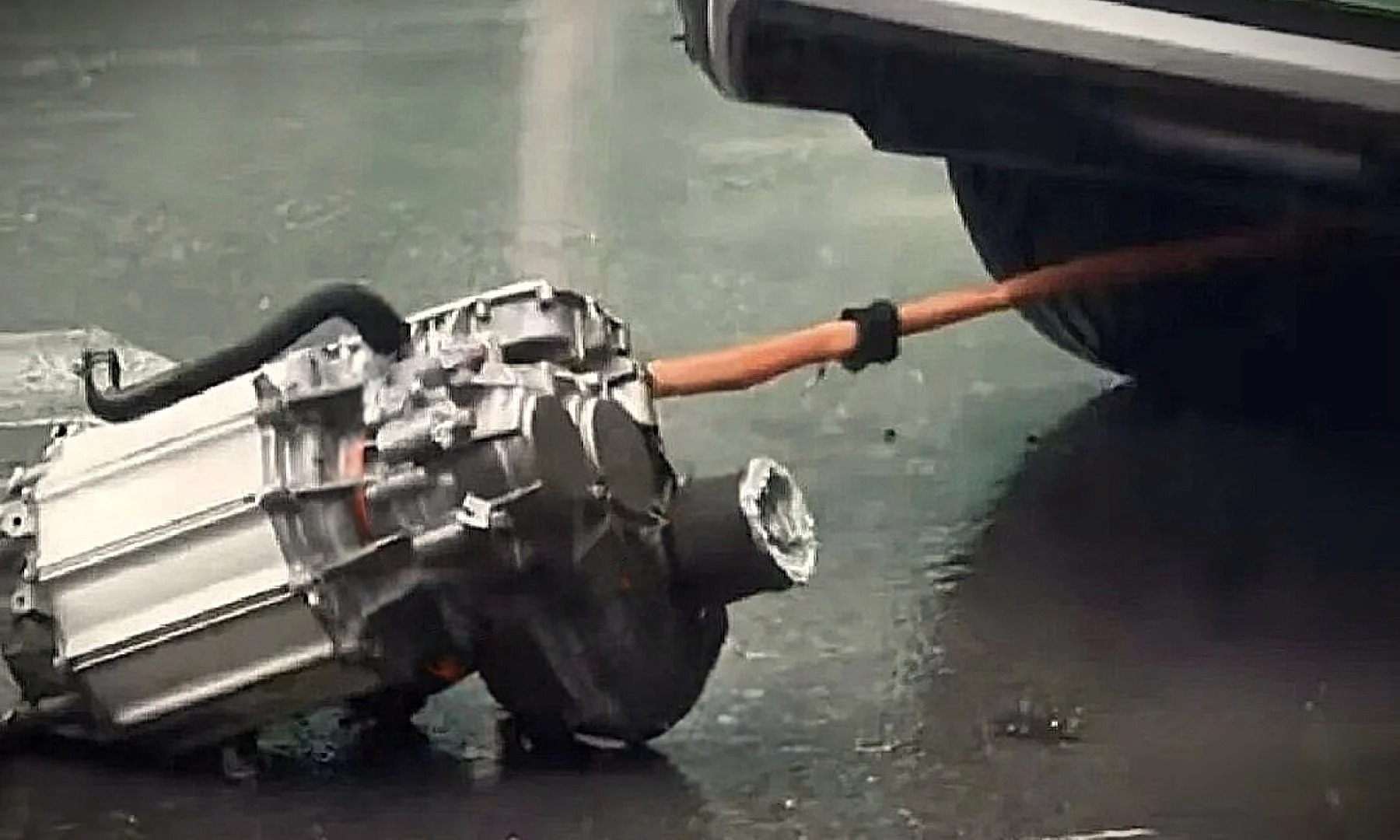 BYD Tang gặp sự cố rơi động cơ xe điện khi lội nước , không phải lỗi chất lượng - Ảnh 1. BYD Tang gặp sự cố rơi động cơ xe điện khi lội nước , không phải lỗi chất lượng - Ảnh 1.