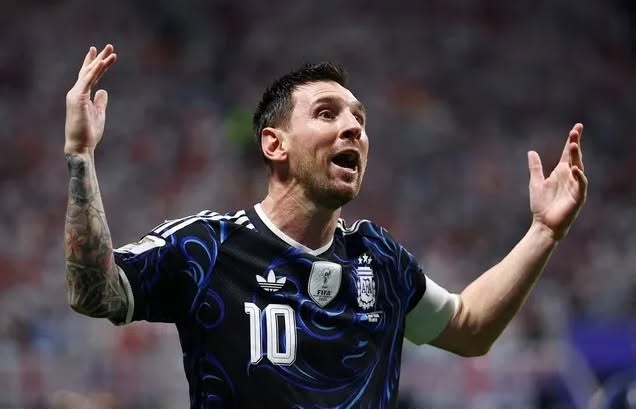 H&agrave;i hước: Messi lấy được b&iacute; k&iacute;p của tuyển Anh nhưng phải nhờ đồng đội... dịch hộ tiếng Anh - Ảnh 3.