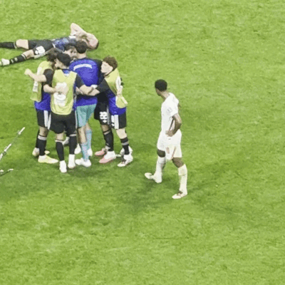 Cay cú vì thua trận, Bellingham đánh vào đầu cầu thủ Argentina - Ảnh 1. Cay cú vì thua trận, Bellingham đánh vào đầu cầu thủ Argentina - Ảnh 1.