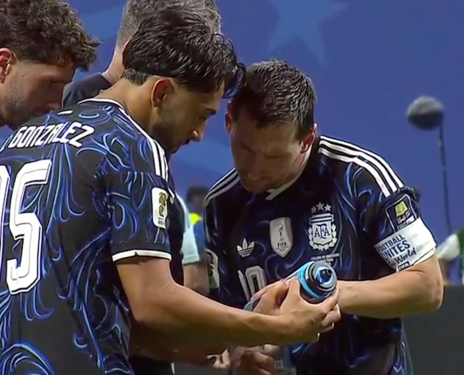 H&agrave;i hước: Messi lấy được b&iacute; k&iacute;p của tuyển Anh nhưng phải nhờ đồng đội... dịch hộ tiếng Anh - Ảnh 1.