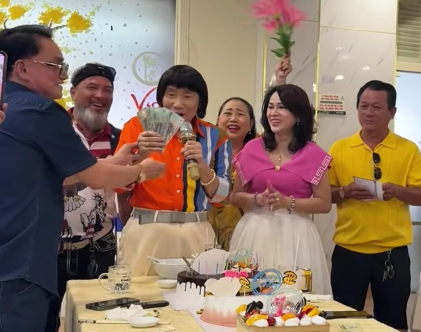 Vui cho NSND Minh Vương ở tuổi 76: "Được cho nhiều tiền qu&aacute;!"- Ảnh 2.