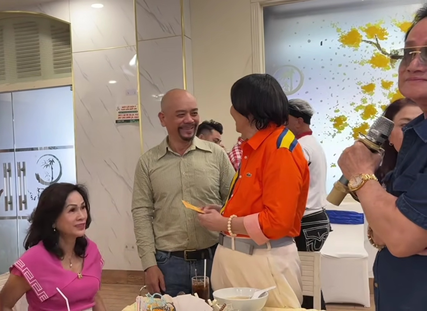 Vui cho NSND Minh Vương ở tuổi 76: "Được cho nhiều tiền qu&aacute;!"- Ảnh 1.