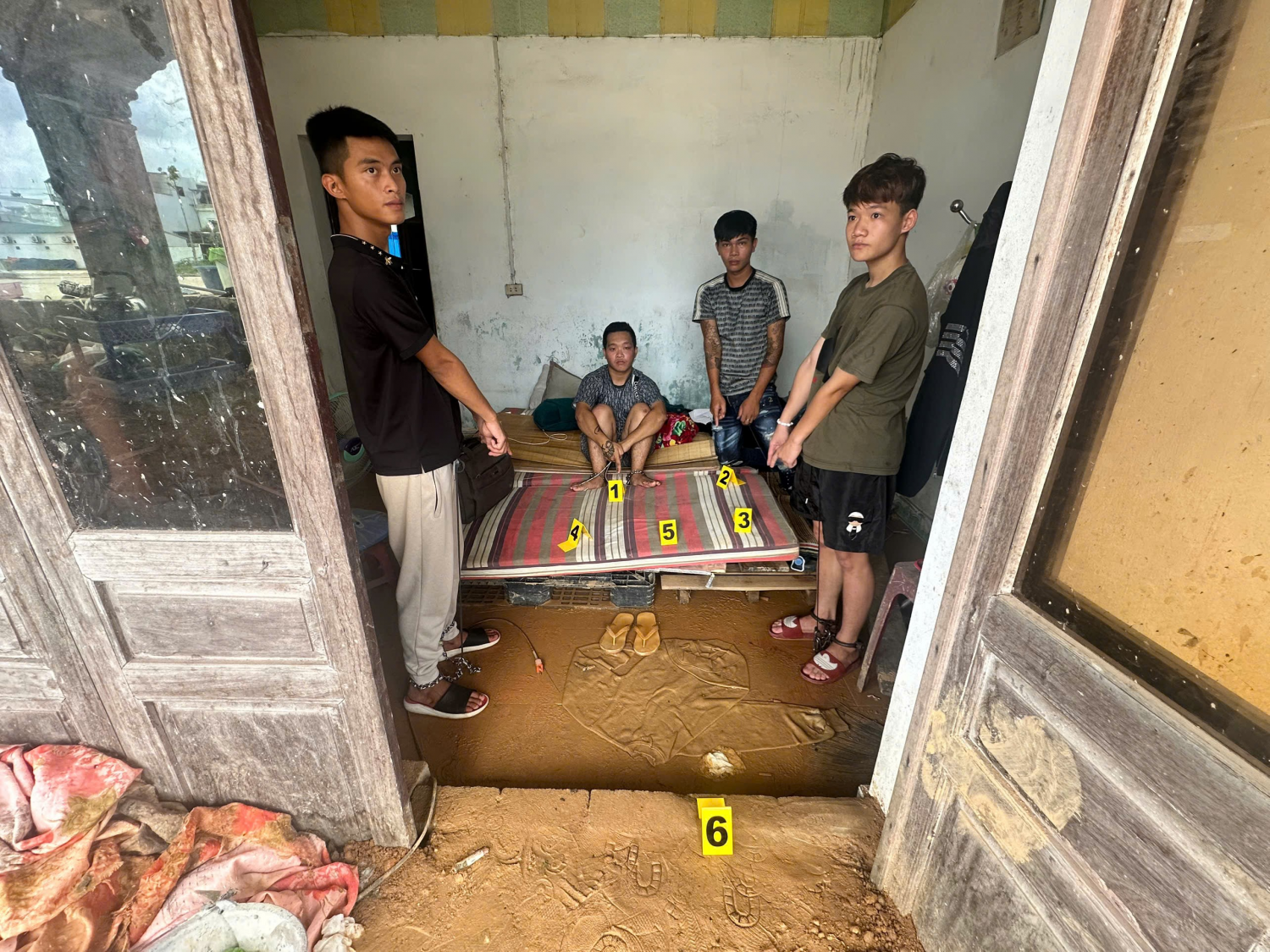 Đột kích ổ nhóm ma túy tại Quảng Ninh , thu giữ nhiều tang vật bất ngờ - Ảnh 1. Đột kích ổ nhóm ma túy tại Quảng Ninh , thu giữ nhiều tang vật bất ngờ - Ảnh 1.