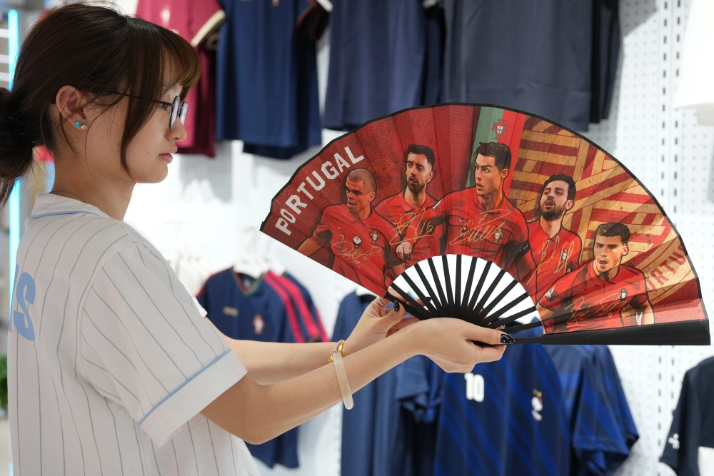 Nước Ph&aacute;p n&oacute;ng kỷ lục v&agrave; chiếc quạt xếp Trung Quốc trở th&agrave;nh phụ kiện thời thượng - Ảnh 5.