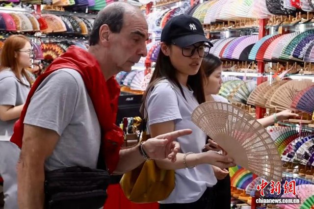 Nước Ph&aacute;p n&oacute;ng kỷ lục v&agrave; chiếc quạt xếp Trung Quốc trở th&agrave;nh phụ kiện thời thượng - Ảnh 7.