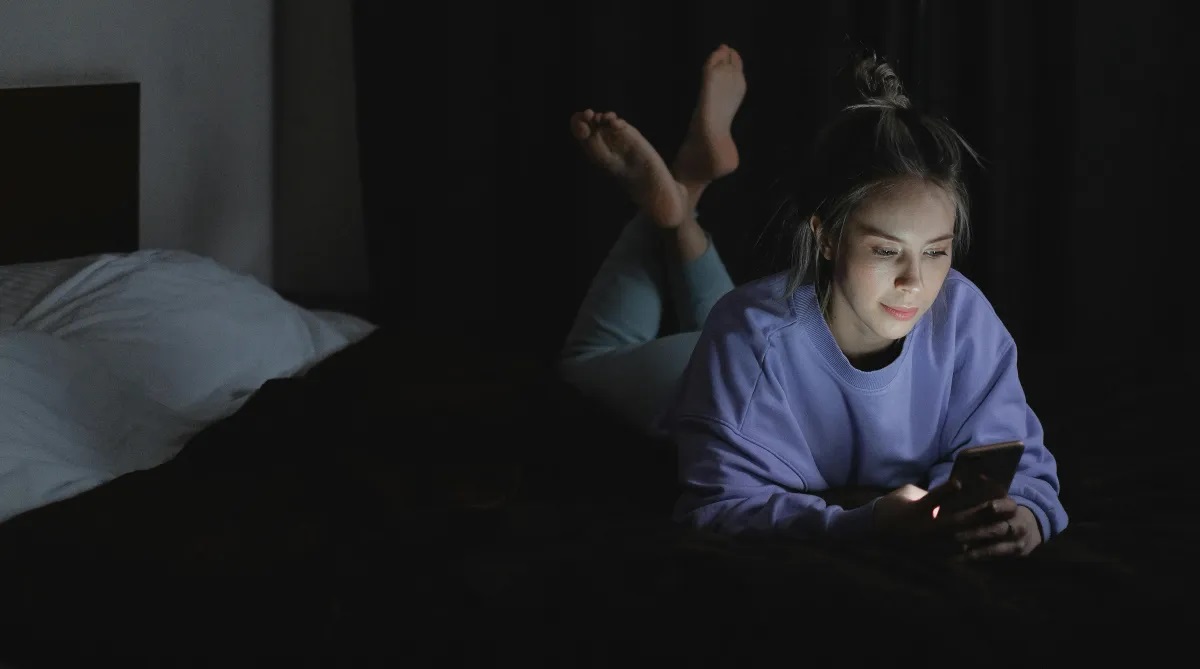 Lời khuy&ecirc;n cho người d&ugrave;ng điện thọai trước khi ngủ để cải thiện giấc ngủ năm 2026 - Ảnh 1.