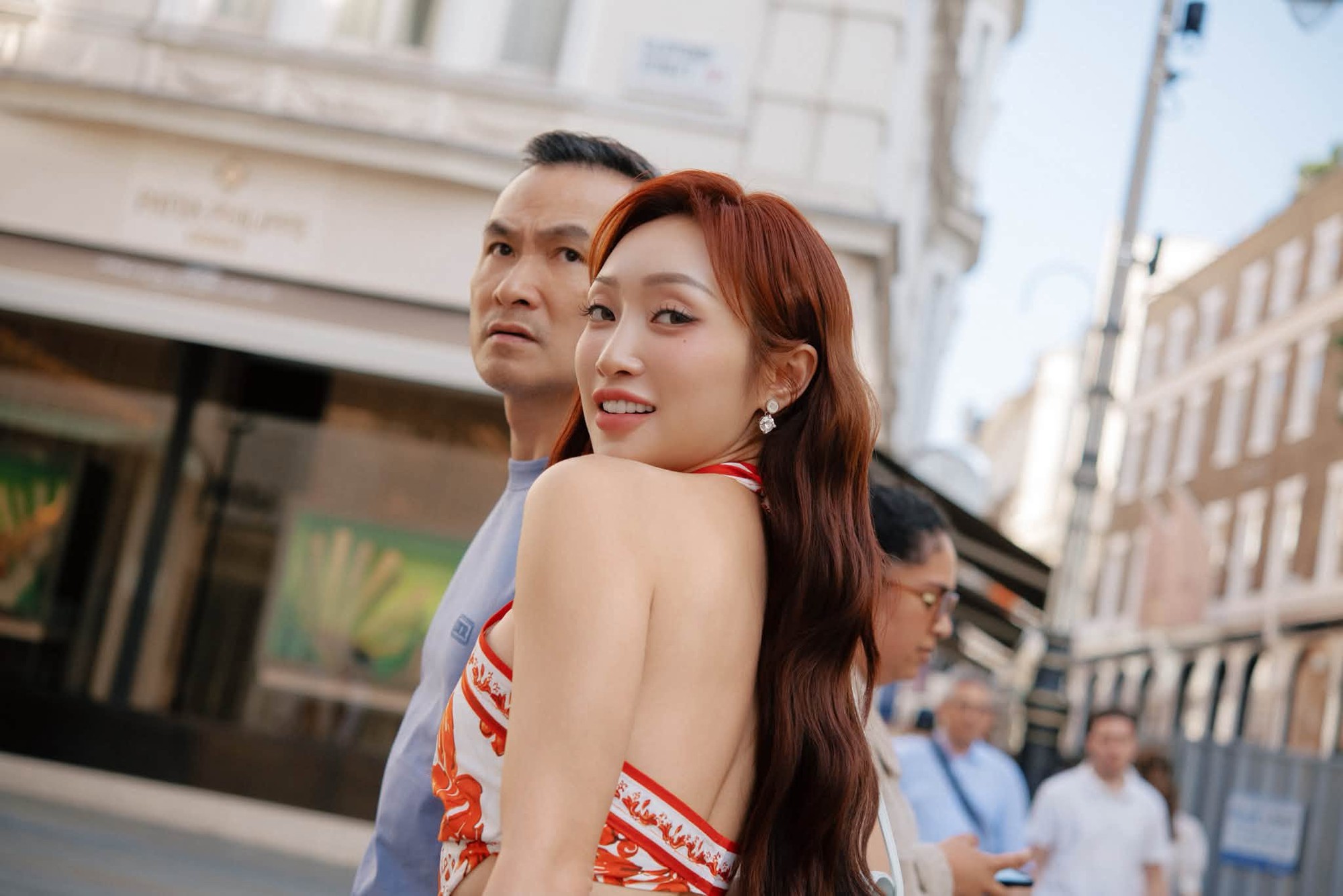 Tuổi 53 của nam nghệ sĩ Việt bị soi mặt như c&aacute;u khi xuất hiện b&ecirc;n vợ 3: L&agrave; gi&aacute;m đốc, si&ecirc;u gi&agrave;u - Ảnh 2.