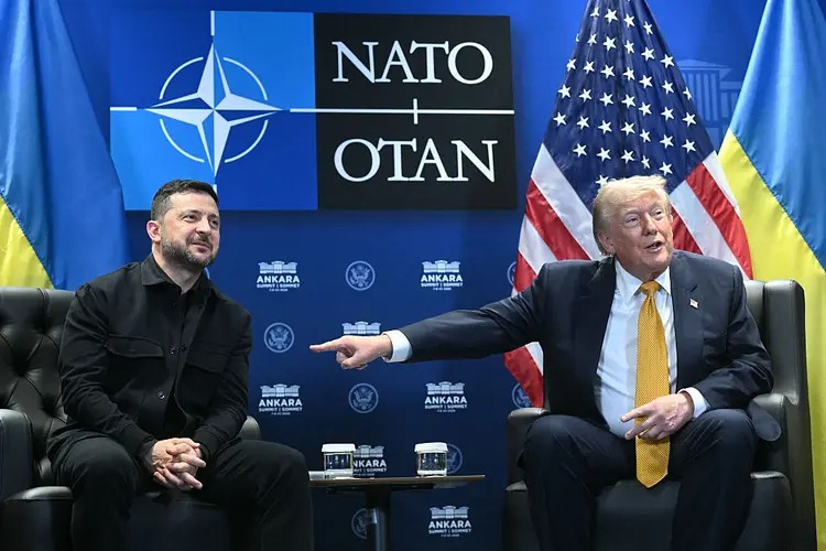 Tổng thống Ukraine 'đau đầu' với b&agrave;i to&aacute;n nh&acirc;n sự qu&acirc;n đội giữa l&agrave;n s&oacute;ng biểu t&igrave;nh - Ảnh 2.