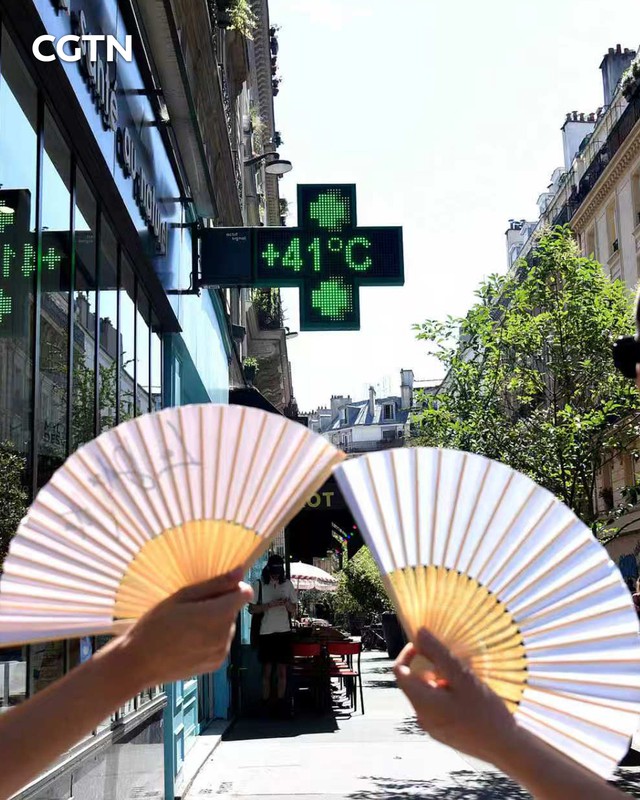 Nước Ph&aacute;p n&oacute;ng kỷ lục v&agrave; chiếc quạt xếp Trung Quốc trở th&agrave;nh phụ kiện thời thượng - Ảnh 6.